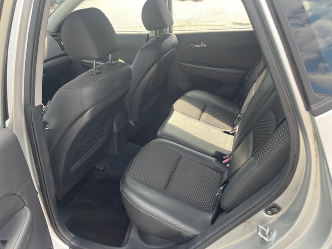 HYUNDAI i30 2.0 Premium-image-11