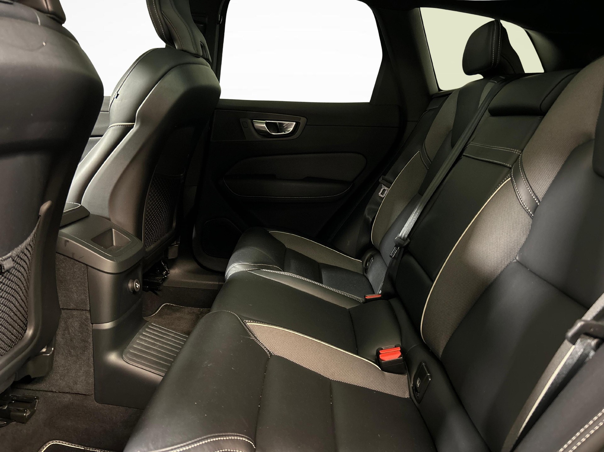 VOLVO XC60 2.0 T8 TE R-Design eAWD-image-3