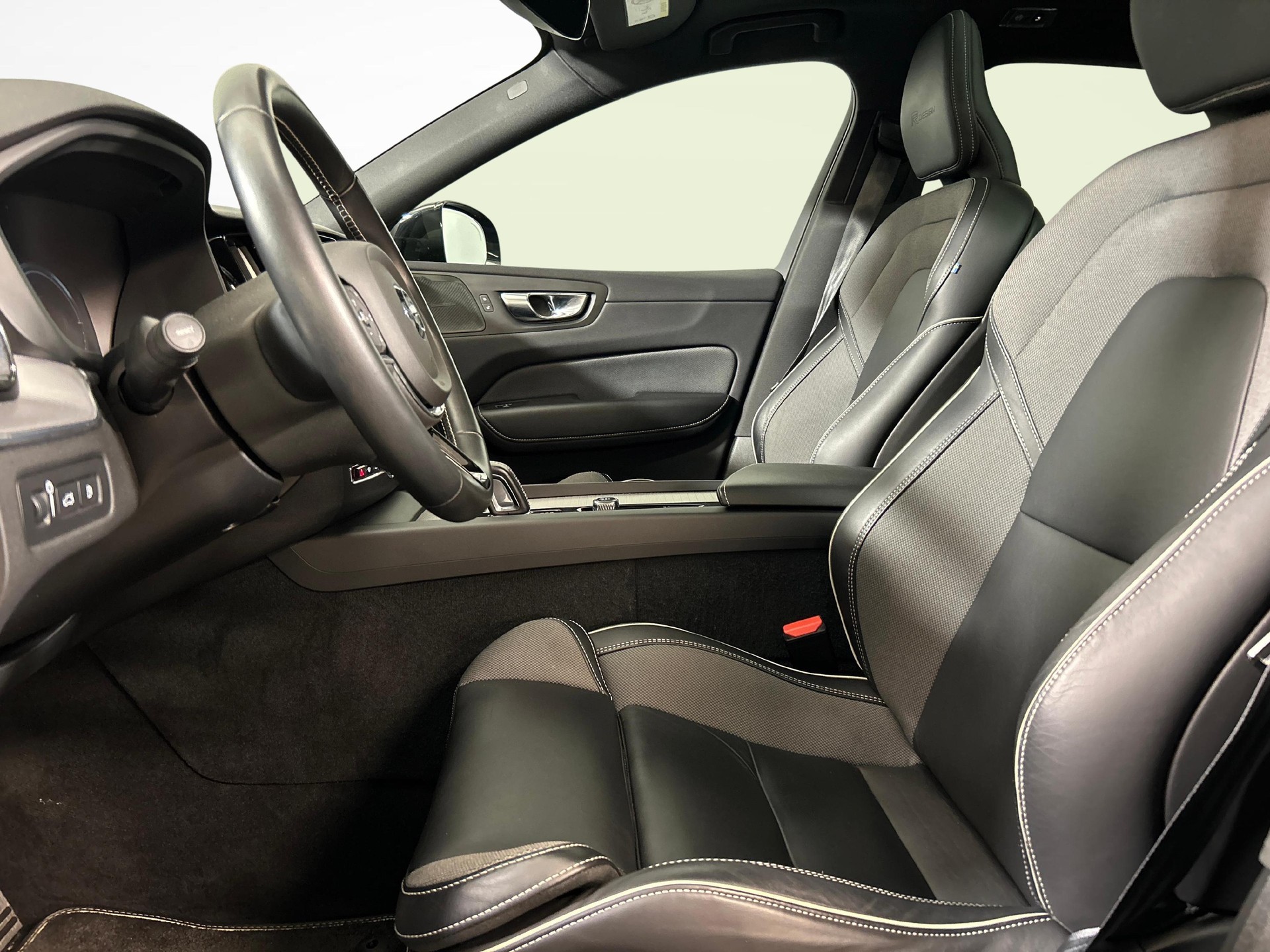 VOLVO XC60 2.0 T8 TE R-Design eAWD-image-2