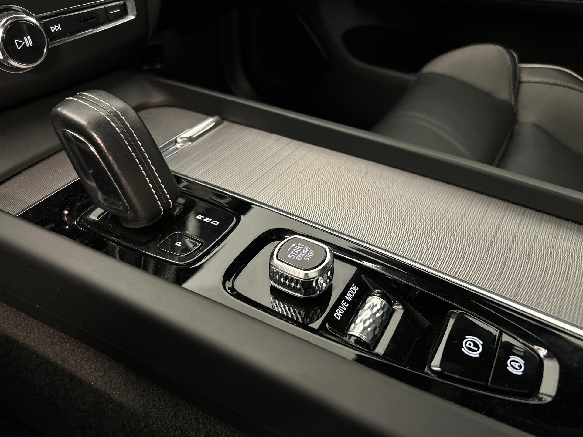 VOLVO XC60 2.0 T8 TE R-Design eAWD-image-14