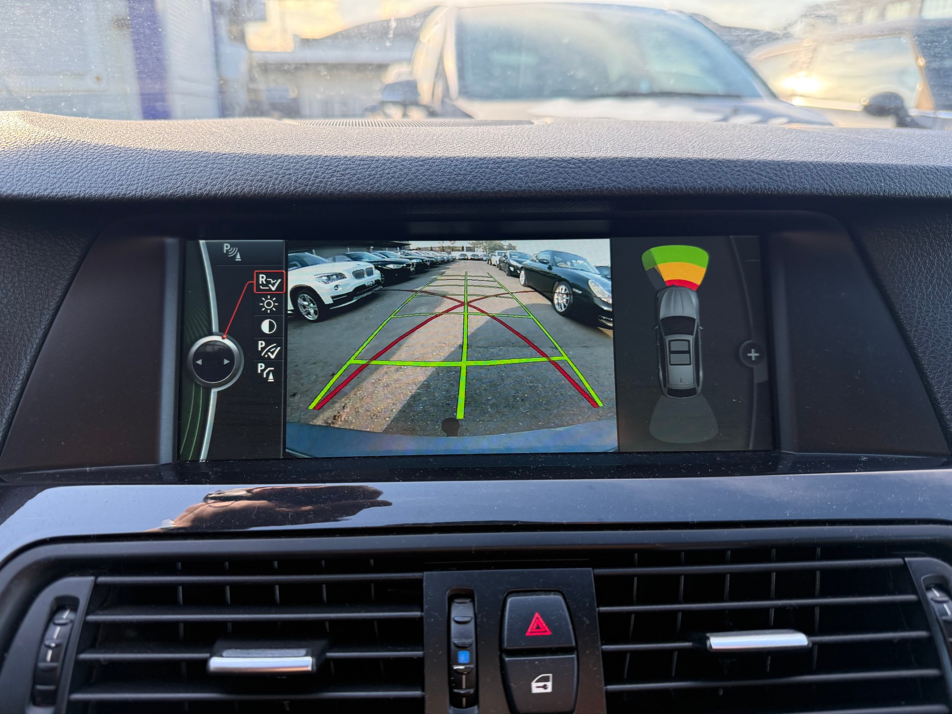 BMW 523i Touring Steptronic / Frisch ab MFK / AHK 2000kg / Rückfahrkamera / Navi / Leder / Xenon-image-9