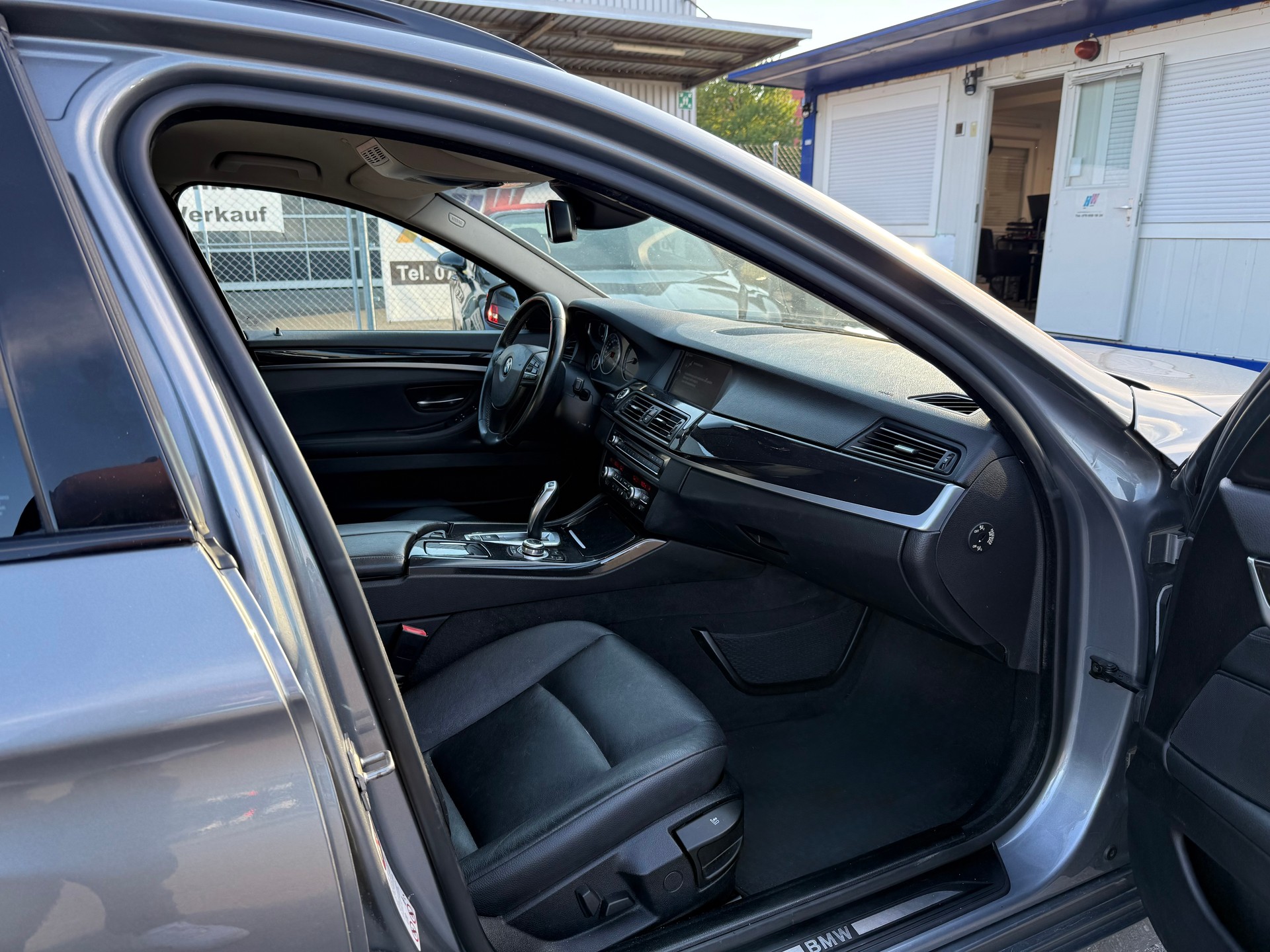 BMW 523i Touring Steptronic / Frisch ab MFK / AHK 2000kg / Rückfahrkamera / Navi / Leder / Xenon-image-7