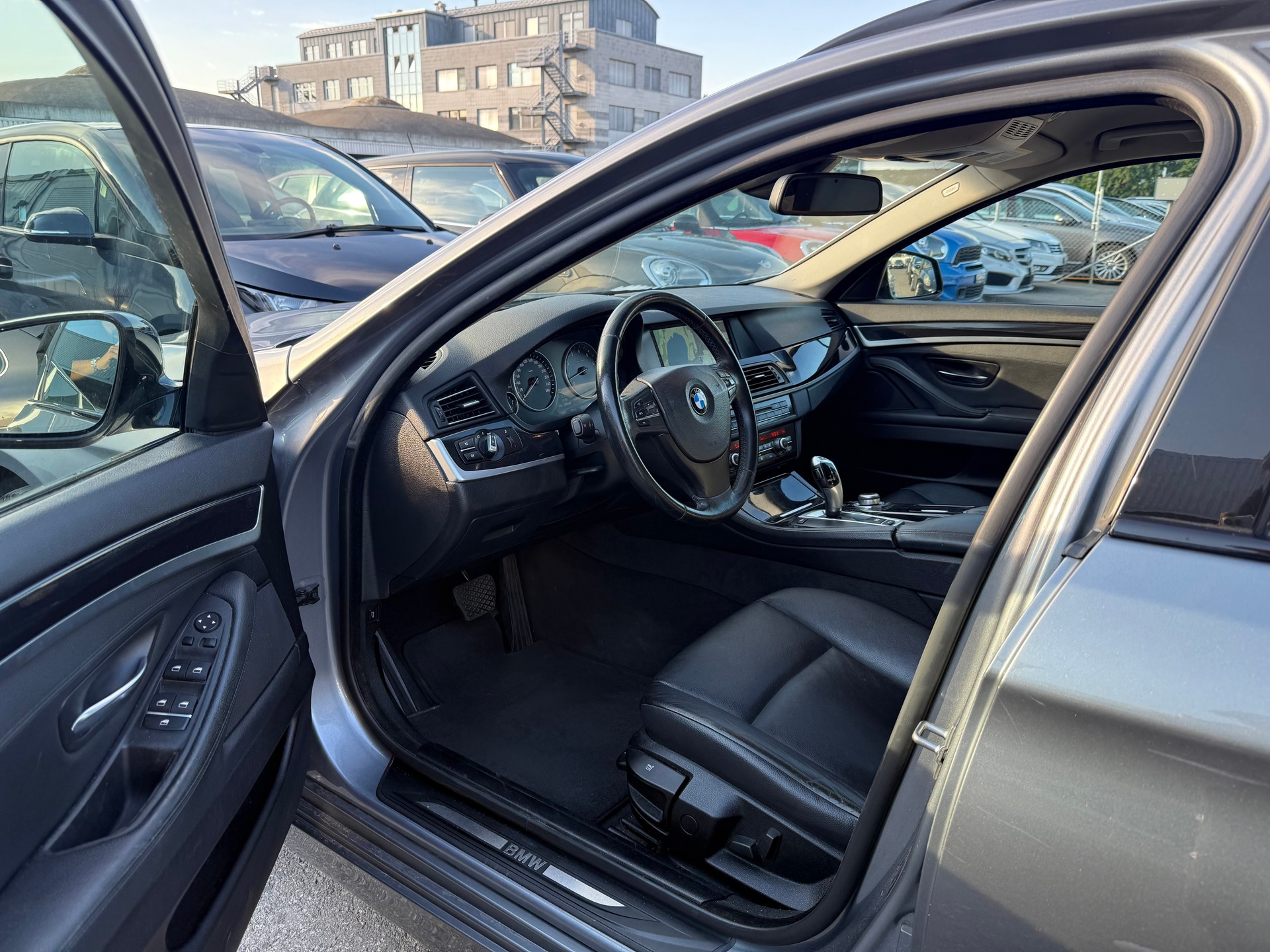 BMW 523i Touring Steptronic / Frisch ab MFK / AHK 2000kg / Rückfahrkamera / Navi / Leder / Xenon-image-8