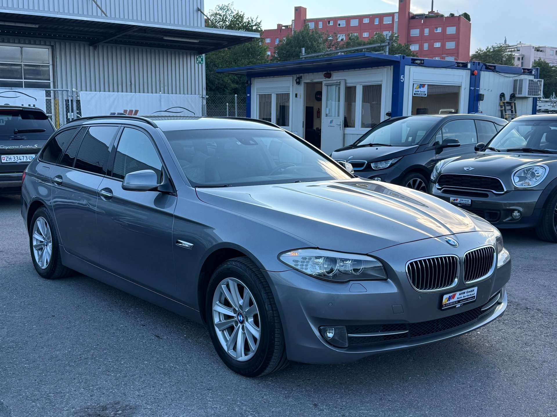 BMW 523i Touring Steptronic / Frisch ab MFK / AHK 2000kg / Rückfahrkamera / Navi / Leder / Xenon-image-2