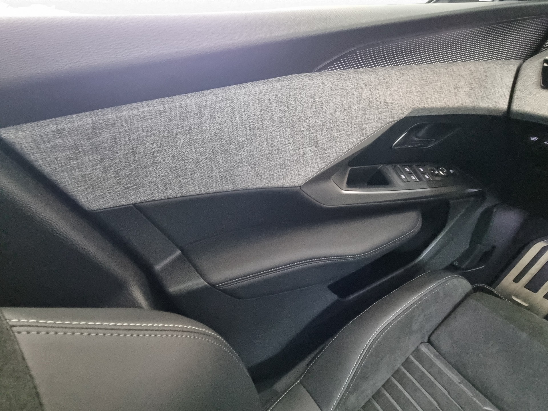 PEUGEOT 5008 GT Exclusive 73kWh 7-Plätzer-image-11