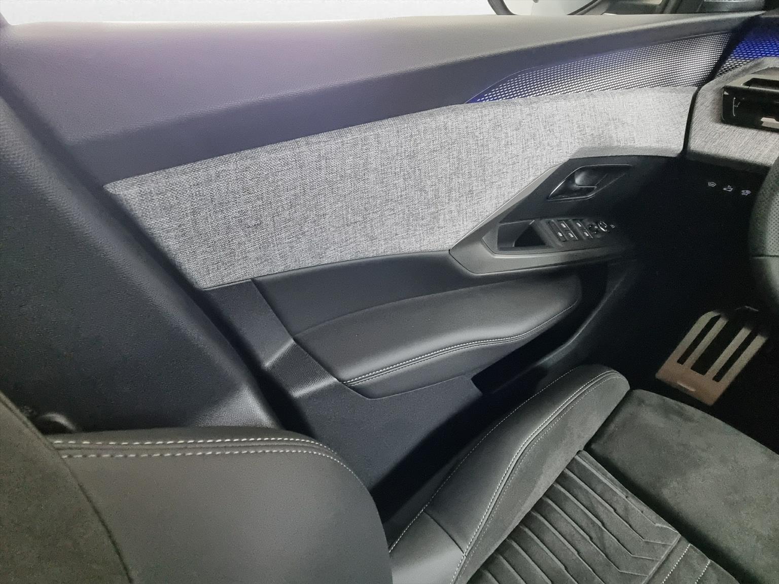 PEUGEOT 5008 GT Exclusive 73kWh 7-Plätzer-image-11