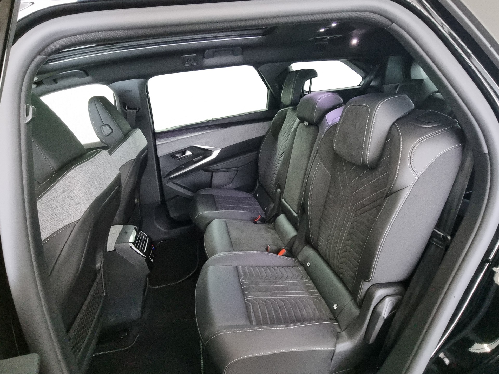 PEUGEOT 5008 GT Exclusive 73kWh 7-Plätzer-image-6