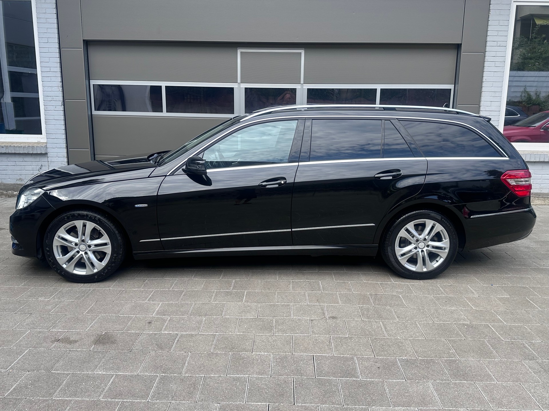 MERCEDES-BENZ E 250 CGI BlueEF Avantgarde-image-2