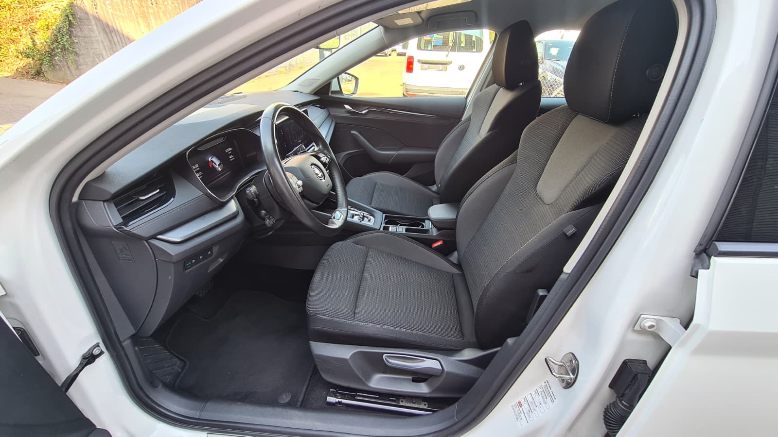 SKODA Octavia Combi 2.0 TDI DSG Ambition ** Gr-Navi ** Sitzheizung ** Abstandsregelsysteme ** Tempomat ** Frisch Ab MFK & Service **-image-16