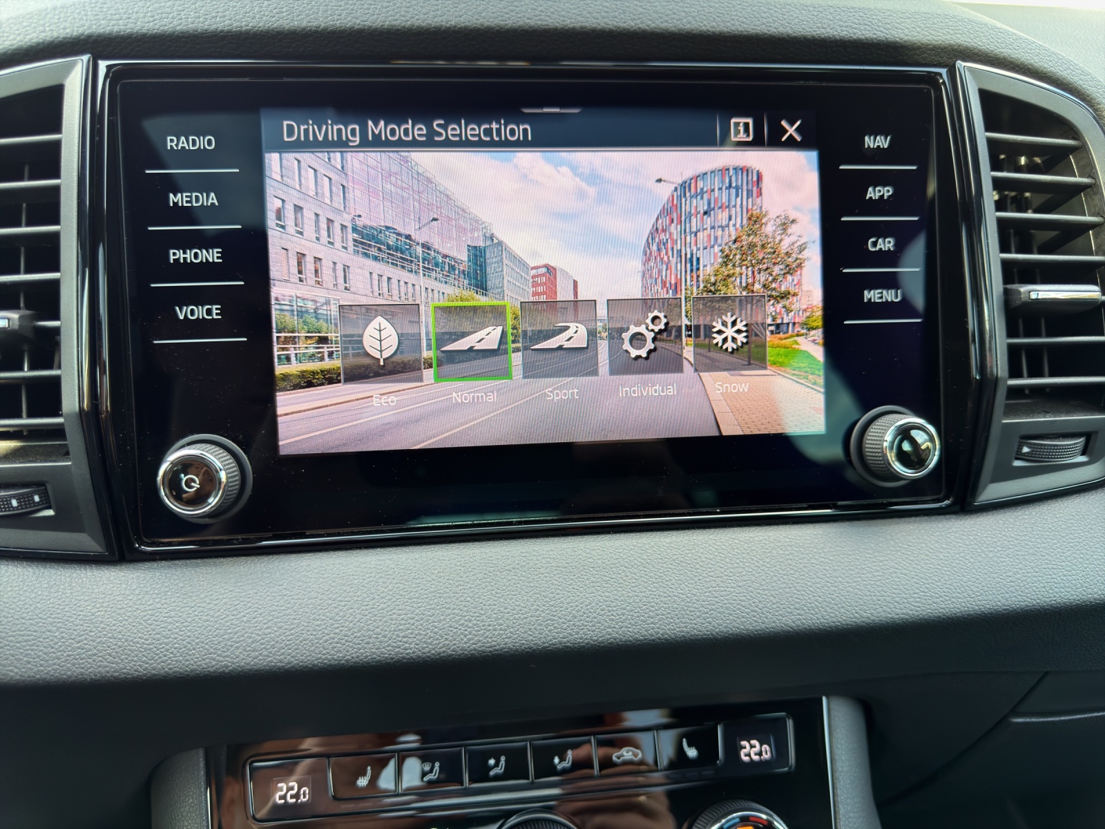 SKODA Karoq 2.0 TSI SportLine 4x4 DSG-image-14