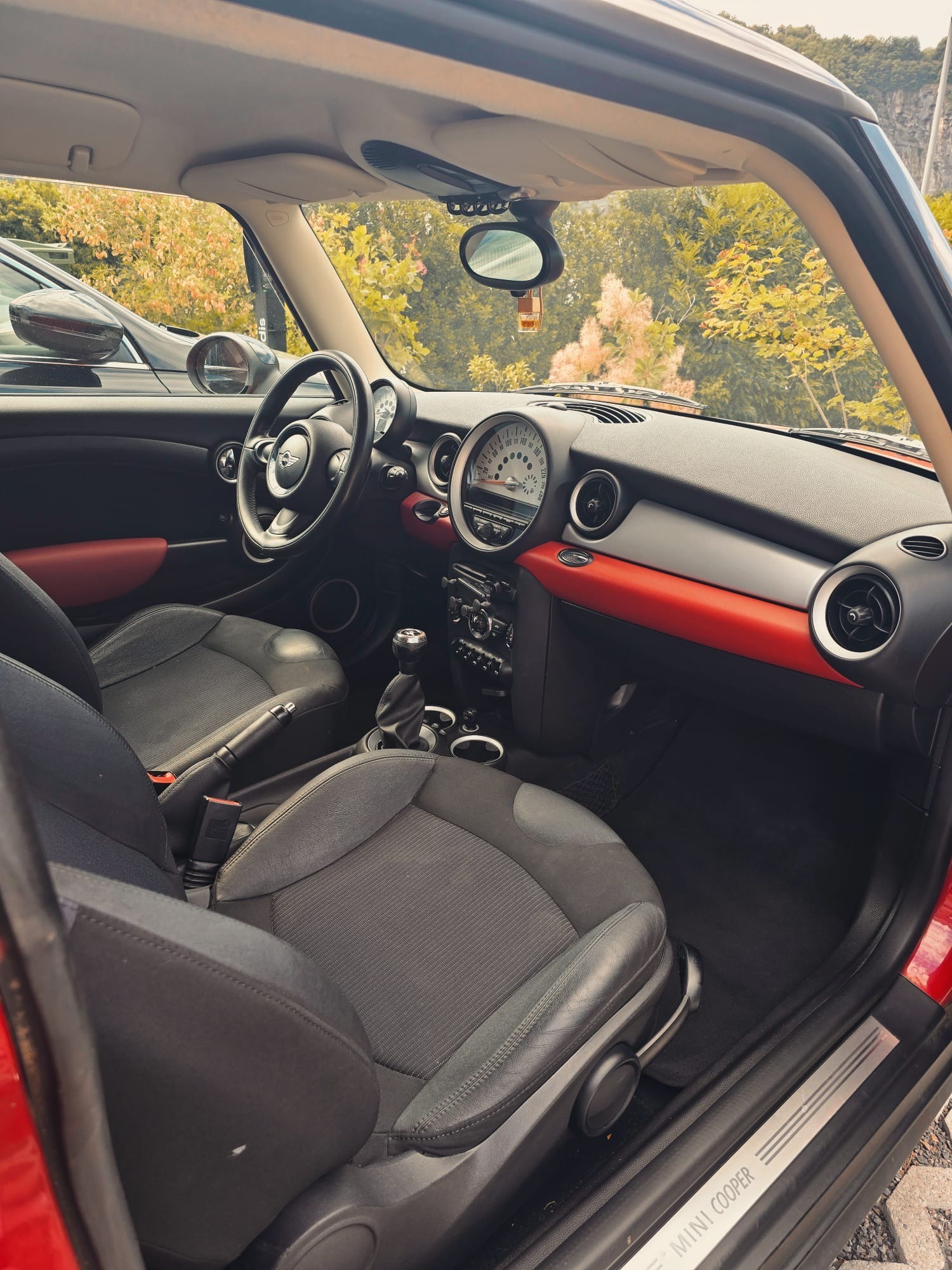 MINI 1.6i Cooper-image-5