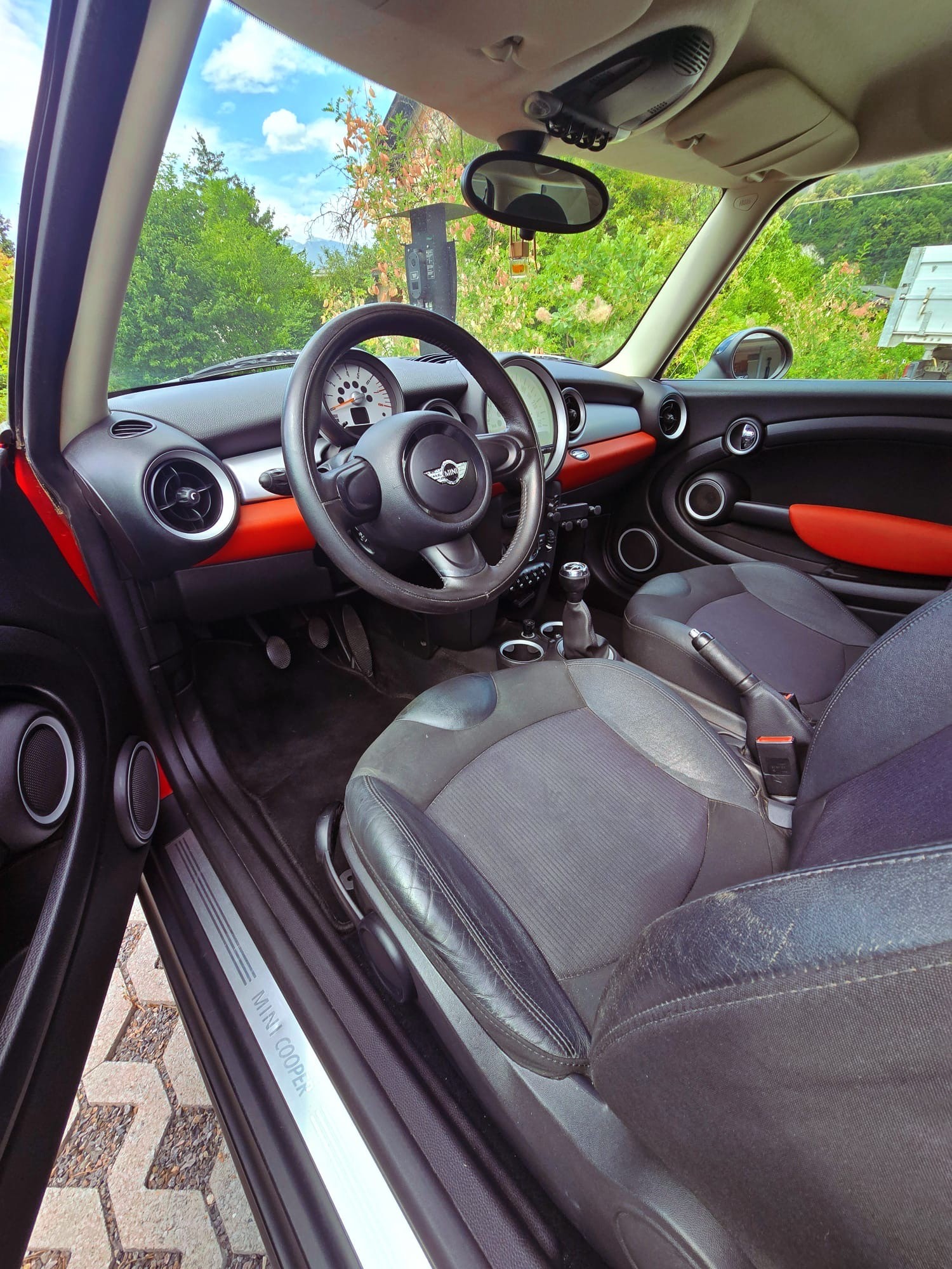 MINI 1.6i Cooper-image-2