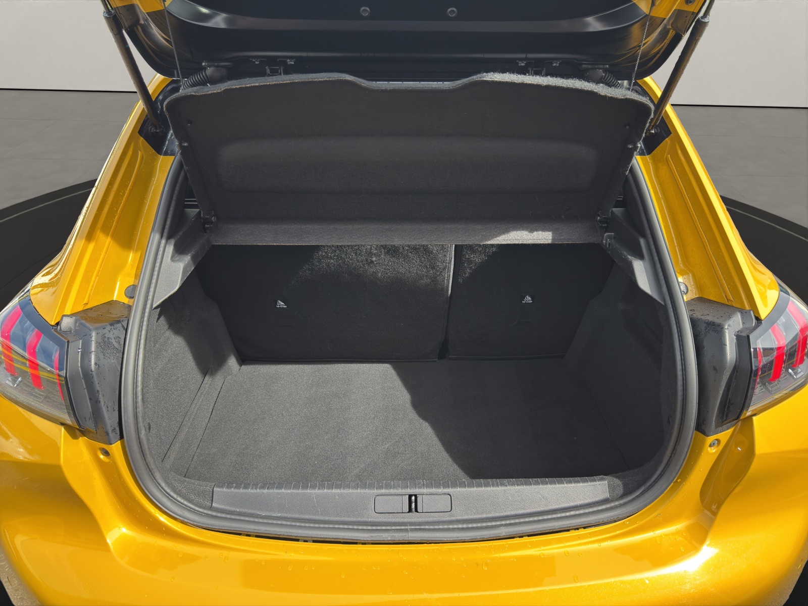 PEUGEOT 208 1.2 PureTech 130 GT Line-image-15