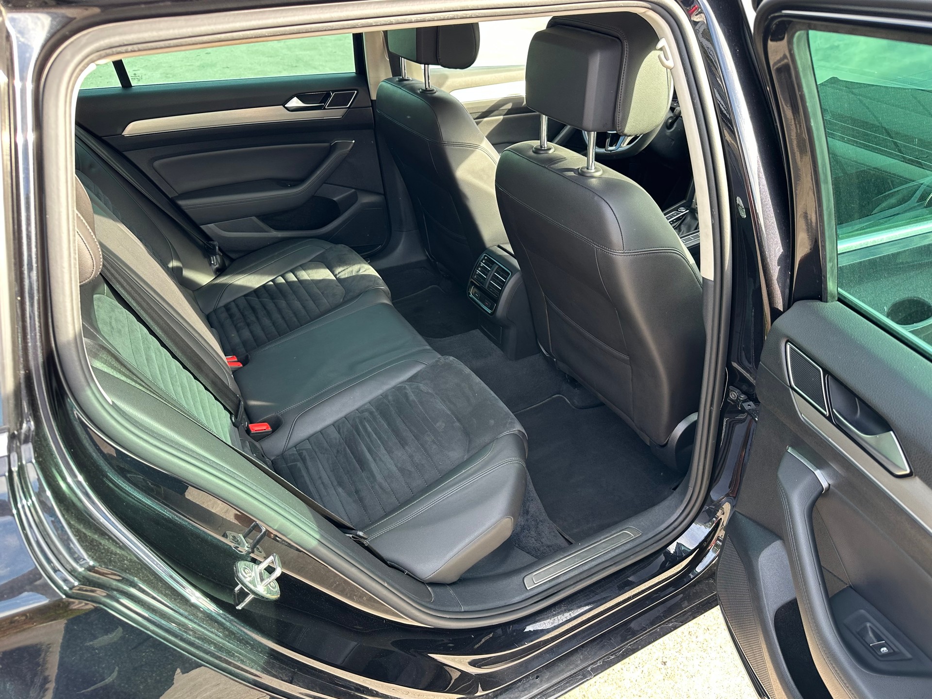 VW Passat Variant 2.0 TDI BMT High. DSG 4Motion-image-10