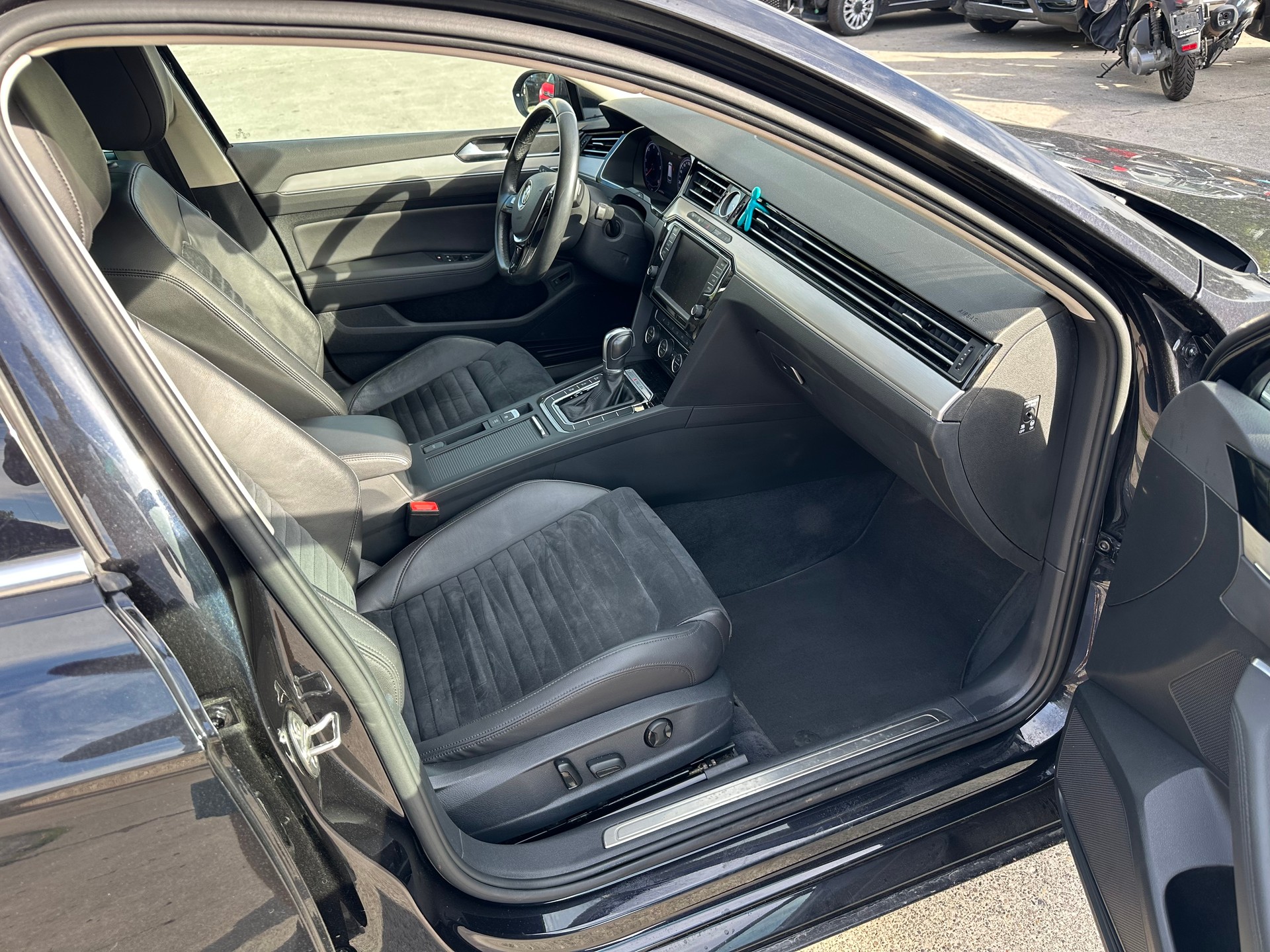 VW Passat Variant 2.0 TDI BMT High. DSG 4Motion-image-12