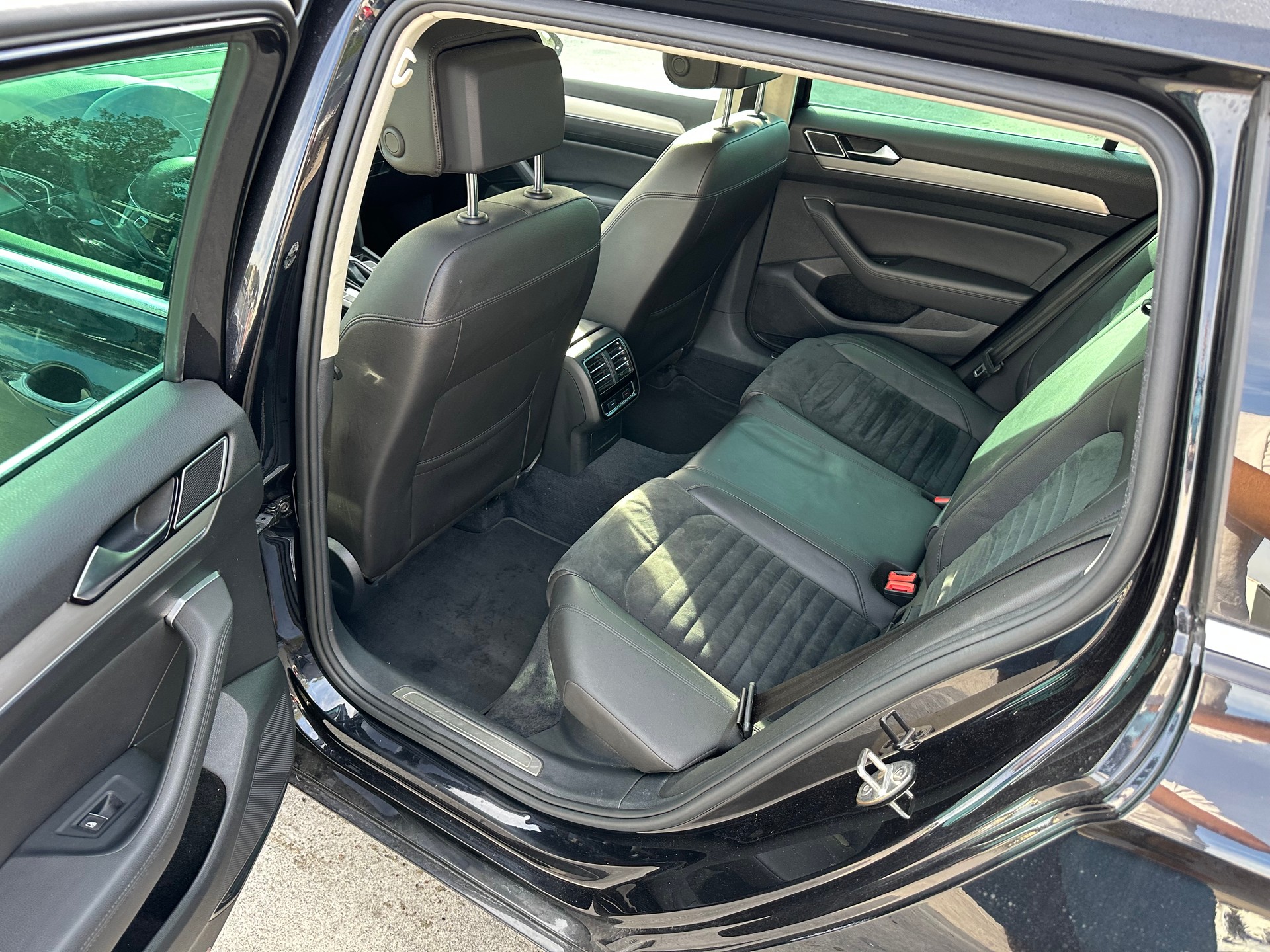 VW Passat Variant 2.0 TDI BMT High. DSG 4Motion-image-7