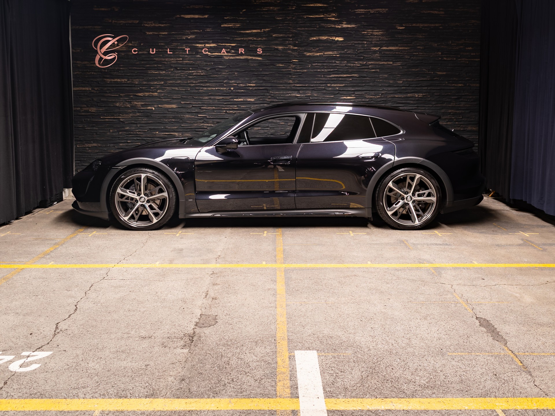 PORSCHE Taycan 4 Cross Turismo-image-1