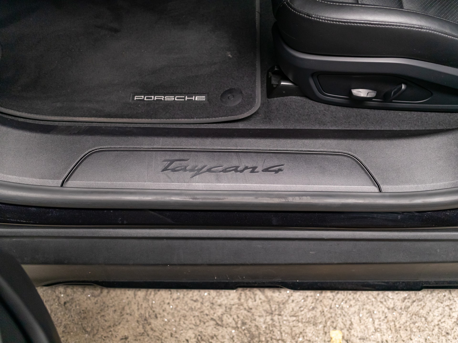 PORSCHE Taycan 4 Cross Turismo-image-10