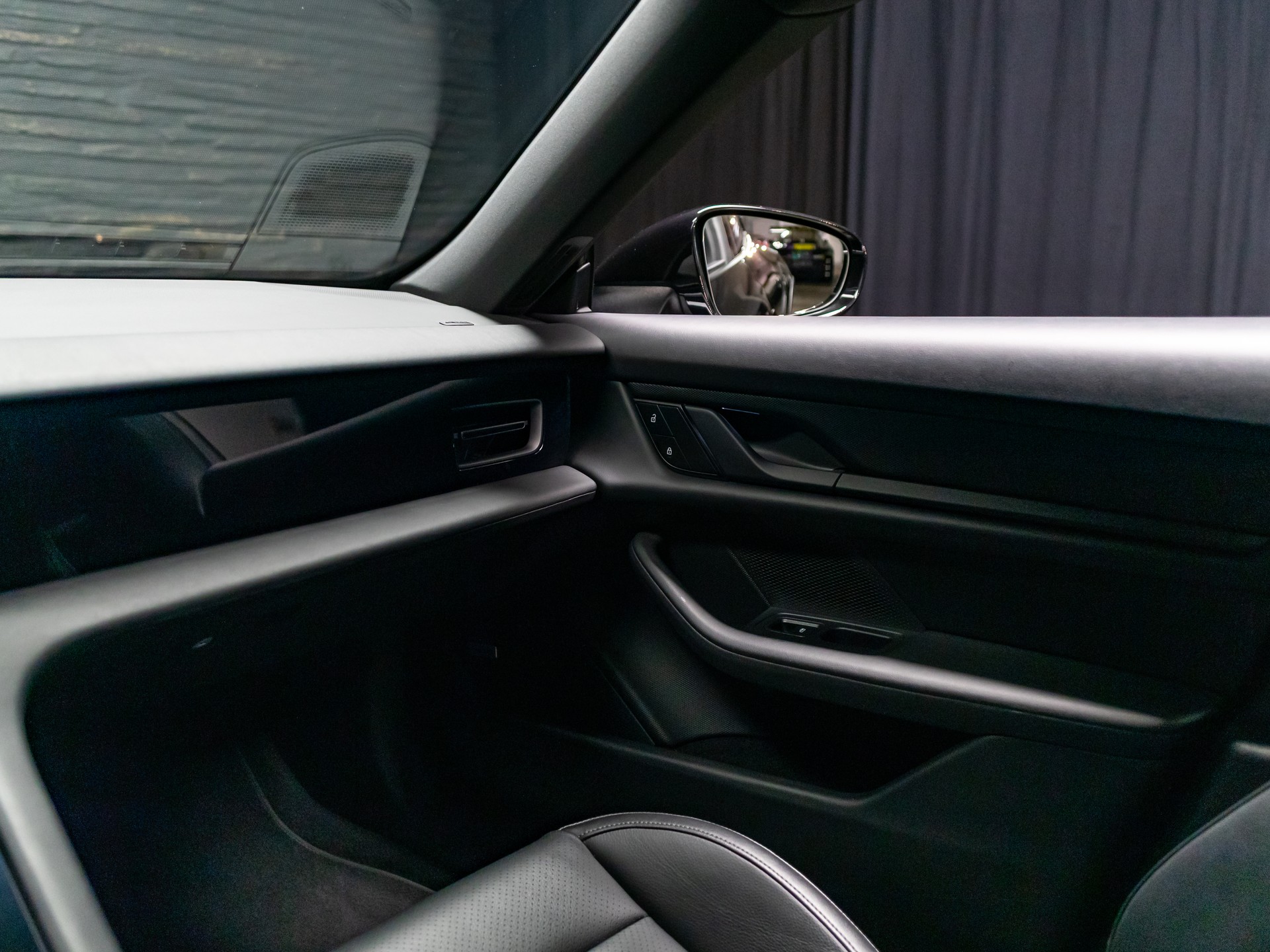 PORSCHE Taycan 4 Cross Turismo-image-26