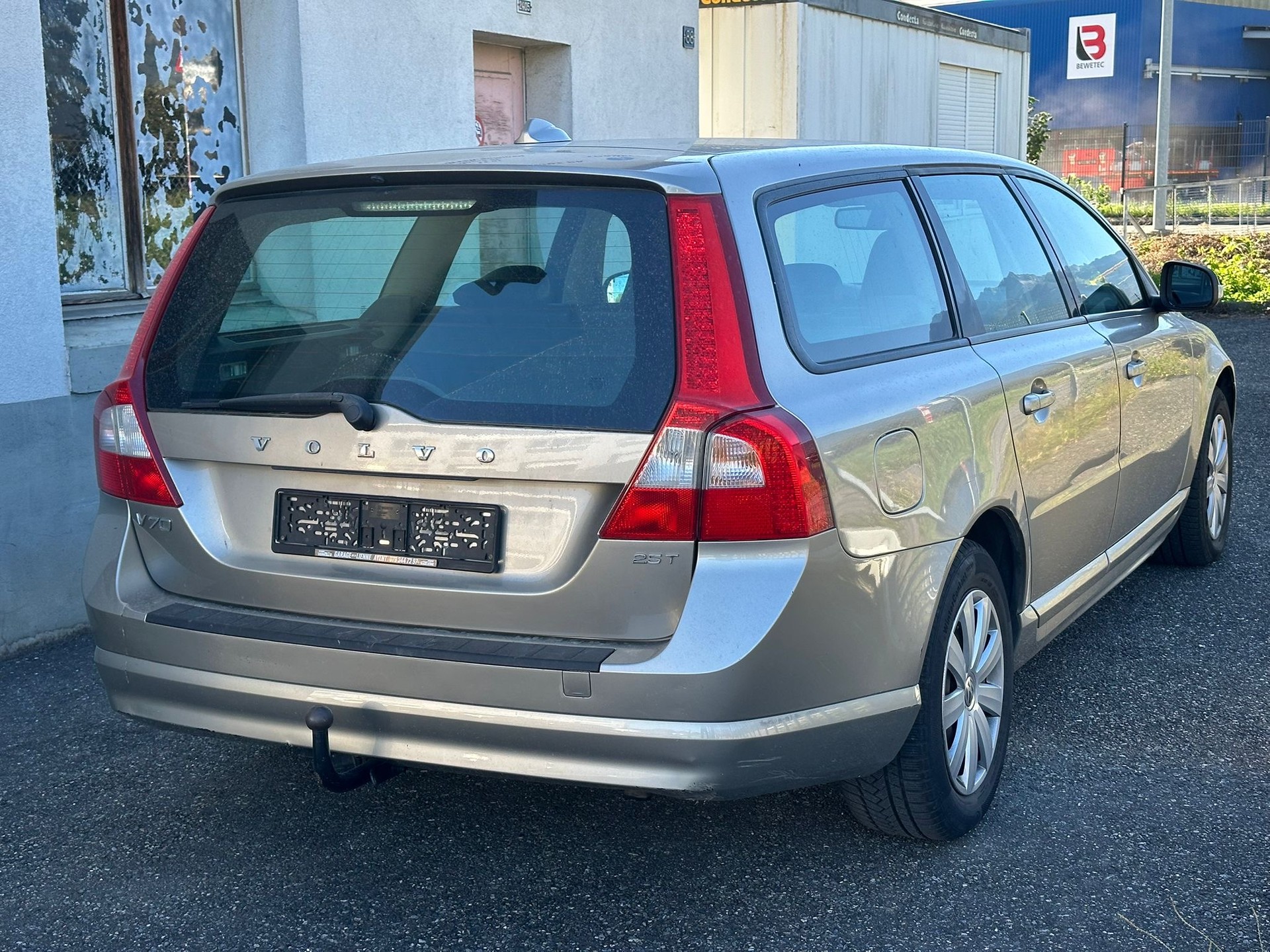 VOLVO V70 2.5T Momentum-image-1