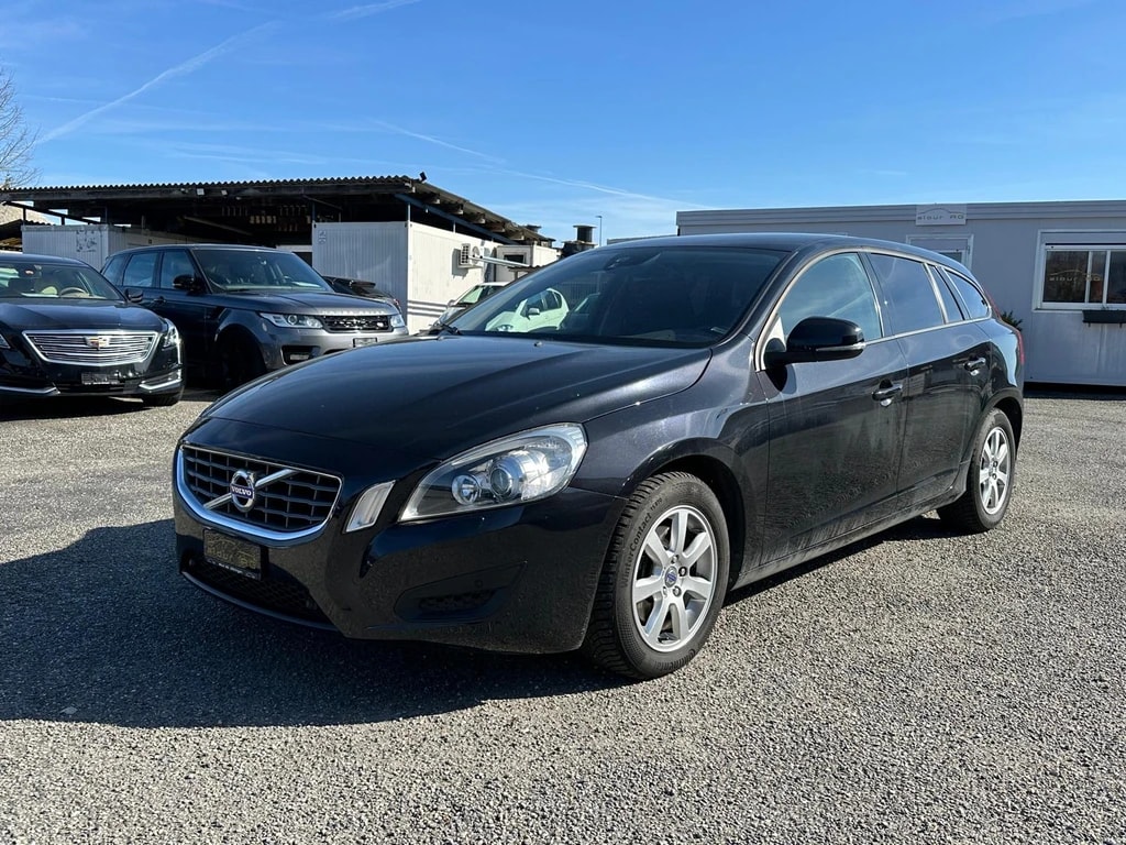 VOLVO V60 D3 Momentum Geartronic-image-1