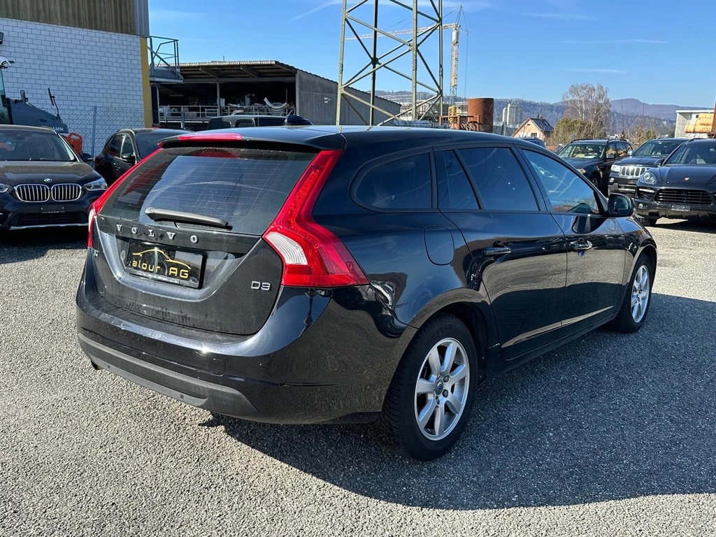VOLVO V60 D3 Momentum Geartronic-image-4