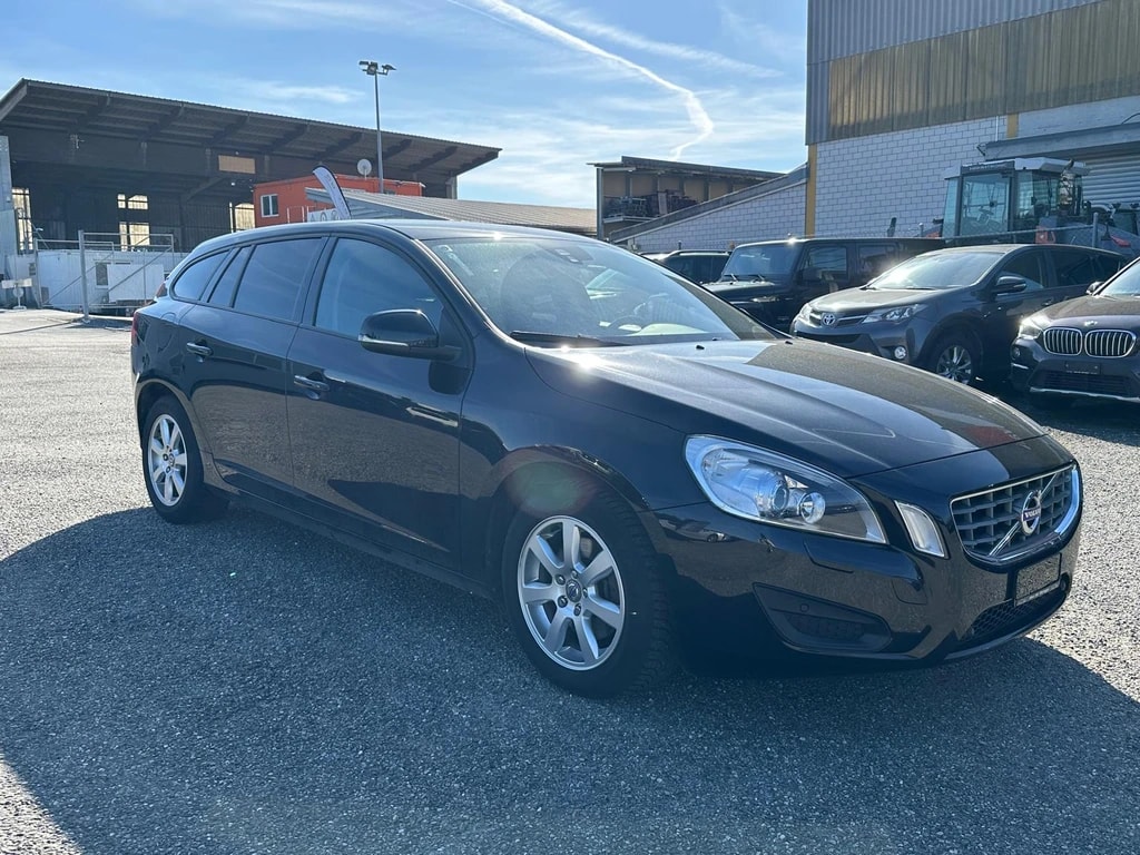 VOLVO V60 D3 Momentum Geartronic-image-5