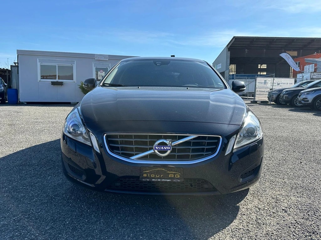 VOLVO V60 D3 Momentum Geartronic-image-0