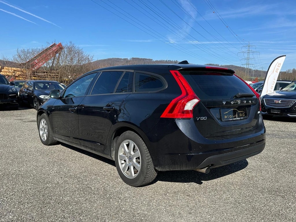 VOLVO V60 D3 Momentum Geartronic-image-2