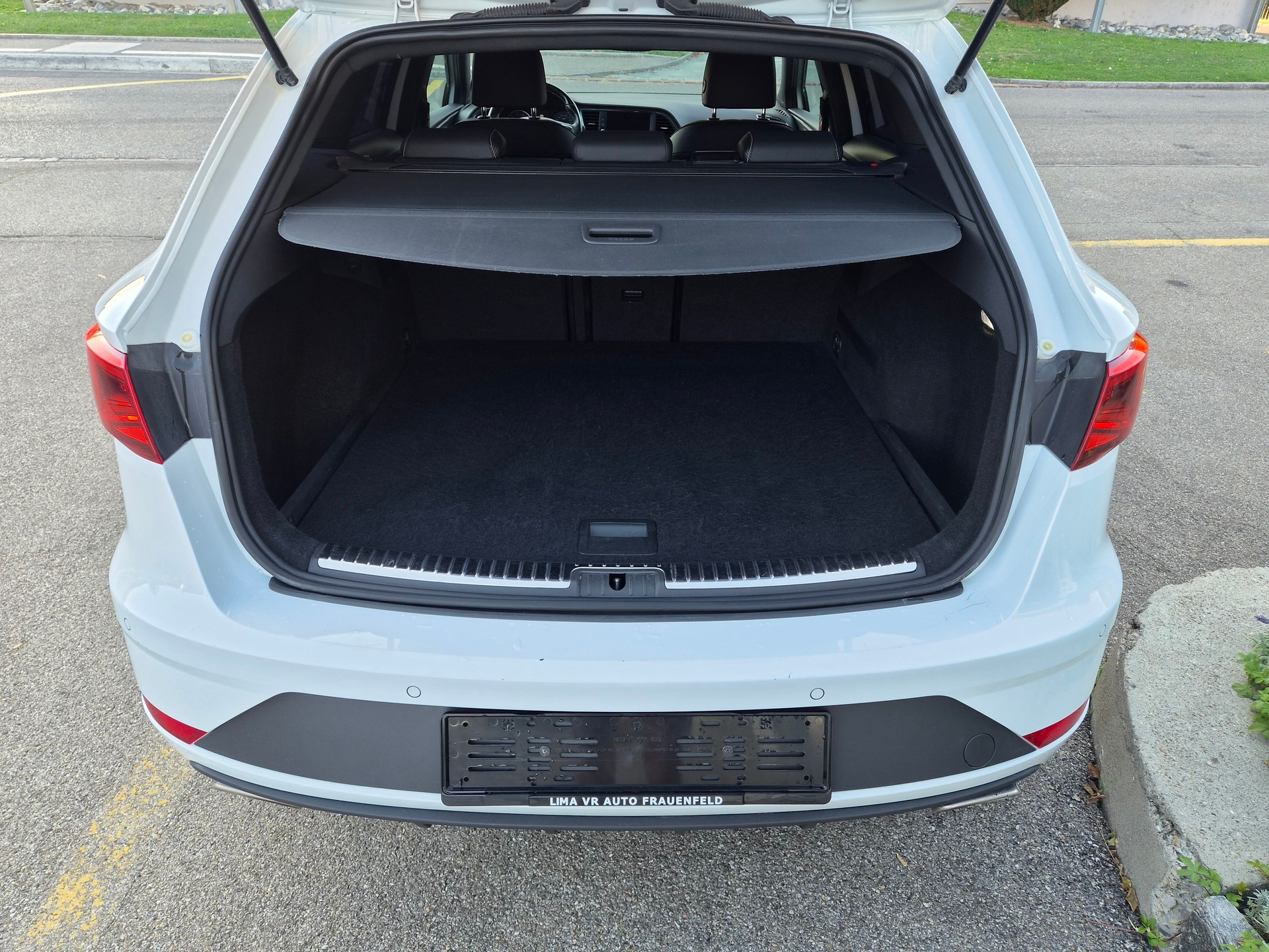 SEAT Leon ST 2.0 TSI Cupra 300 4 Drive DSG-image-4