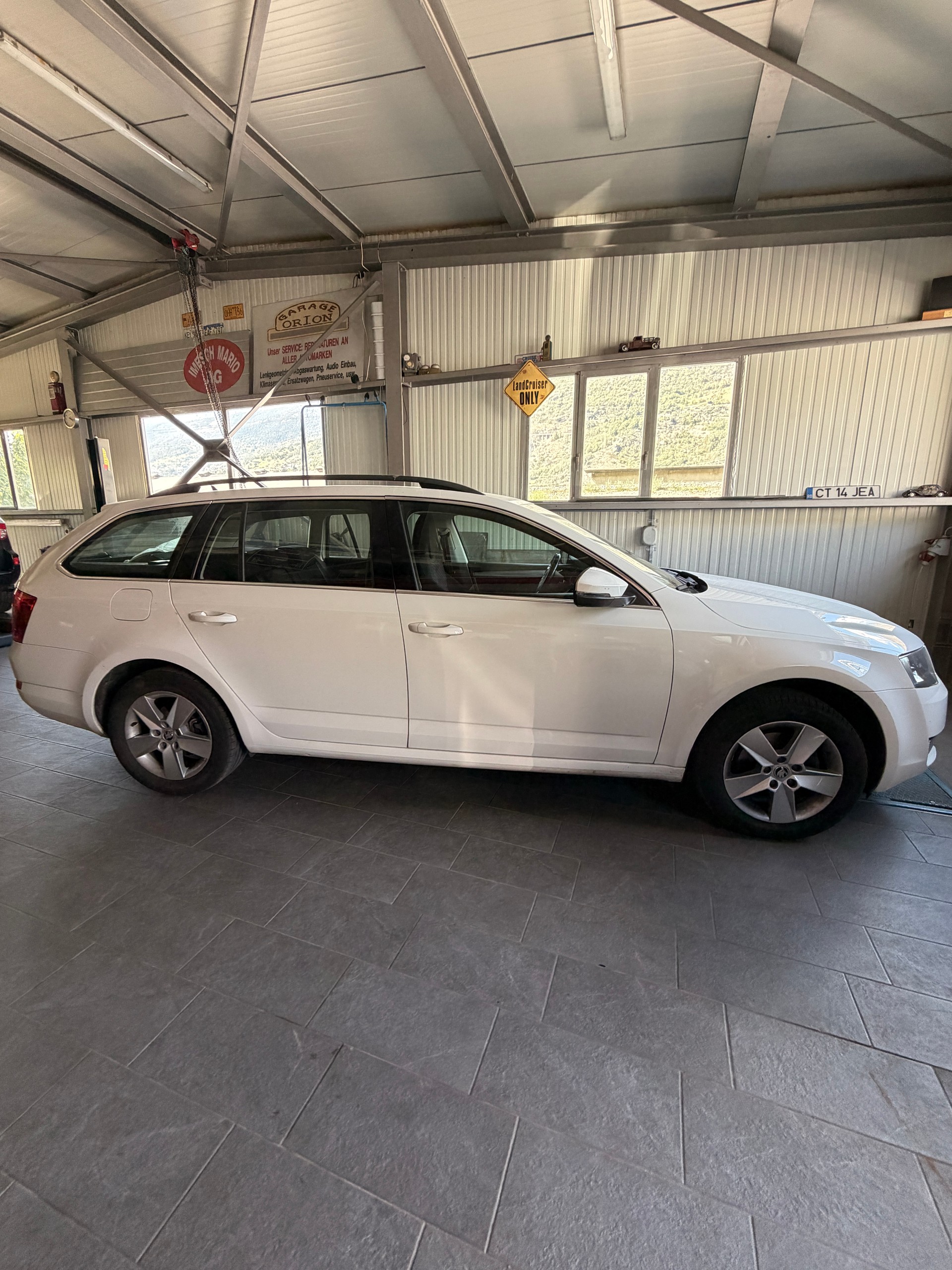 SKODA OCTAVIA-image-0