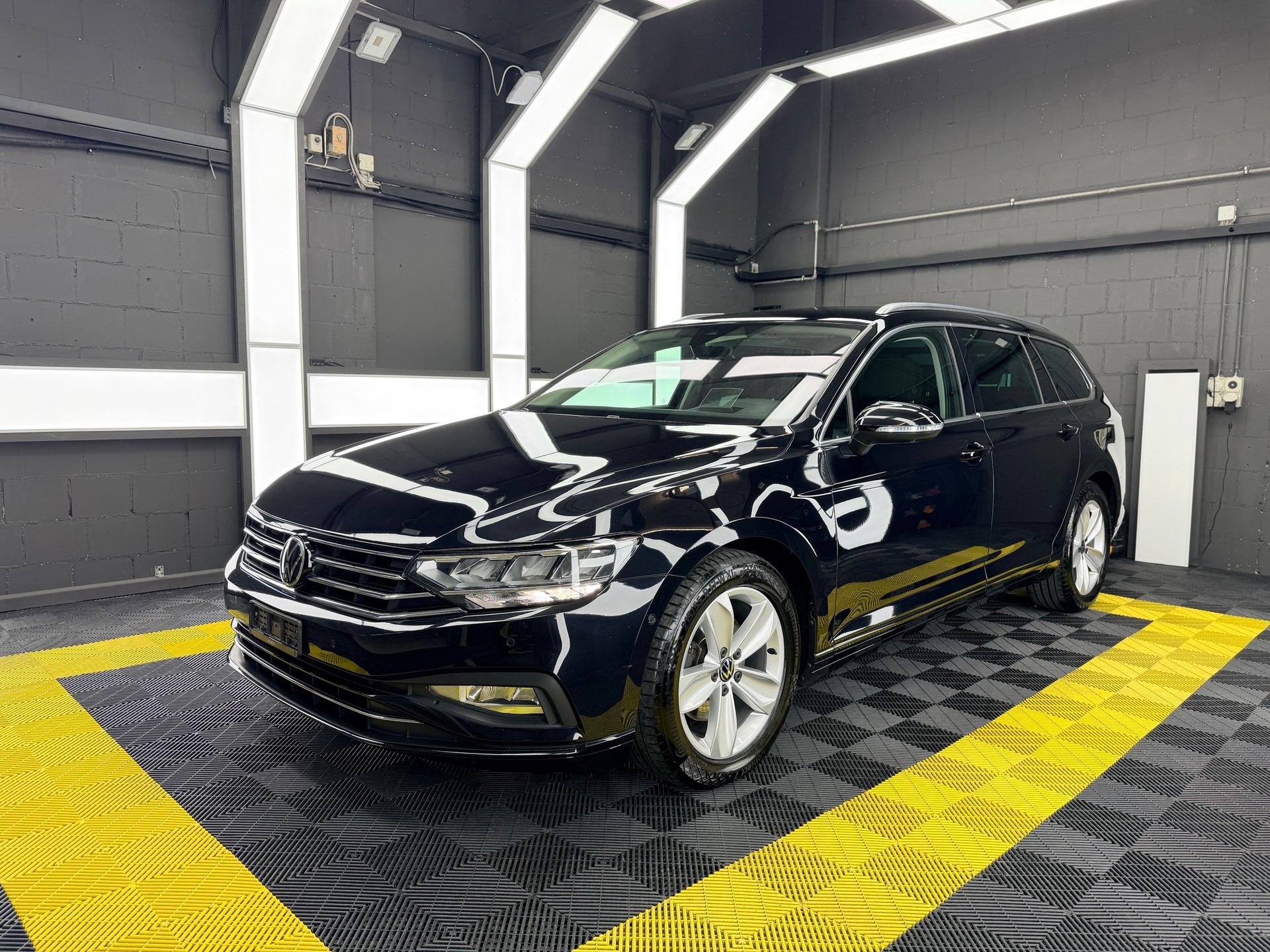 VW Passat 2.0 TDI BMT Business 4Motion DSG-image-2