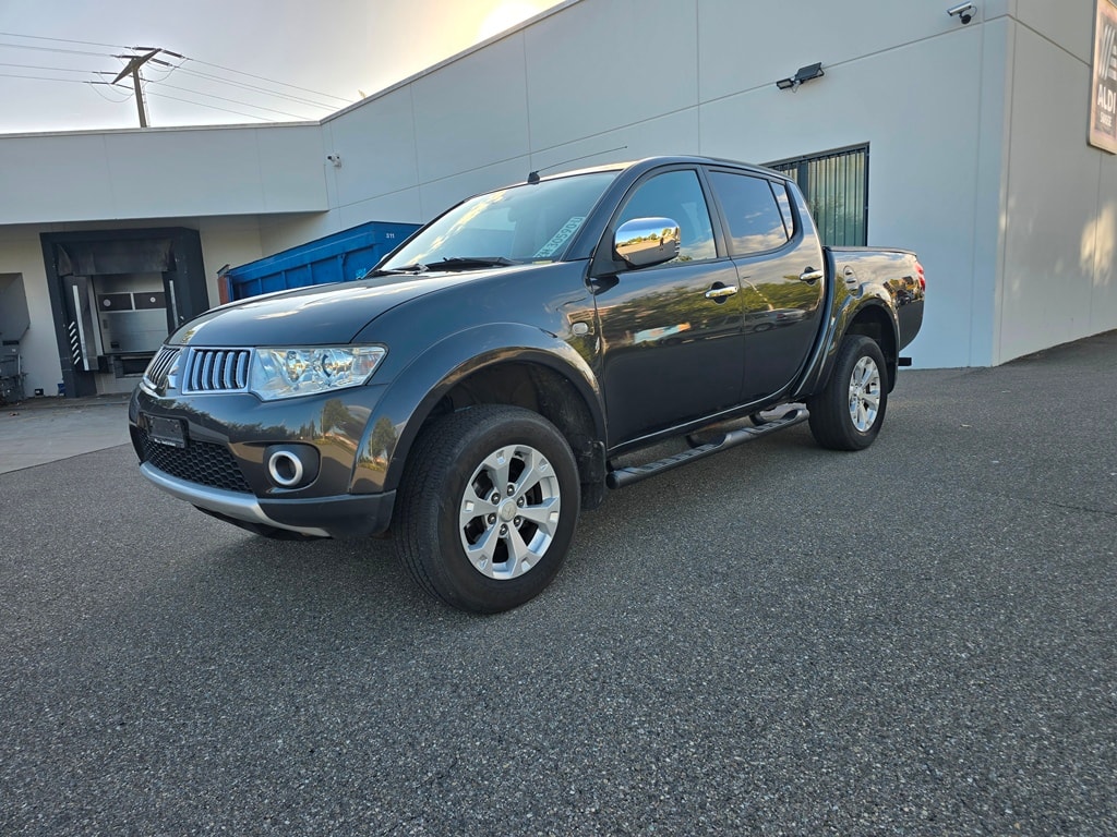 MITSUBISHI L200 D-Cab Pick-up 2.5 DID HP 178 4x4 Intense-image-1