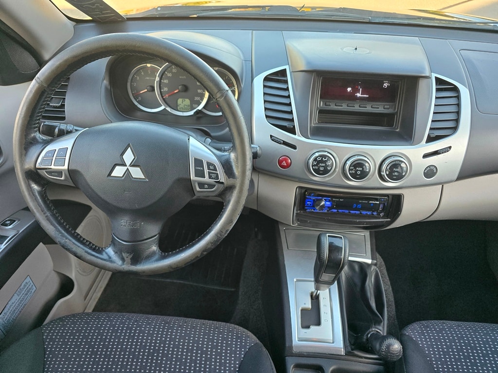 MITSUBISHI L200 D-Cab Pick-up 2.5 DID HP 178 4x4 Intense-image-19