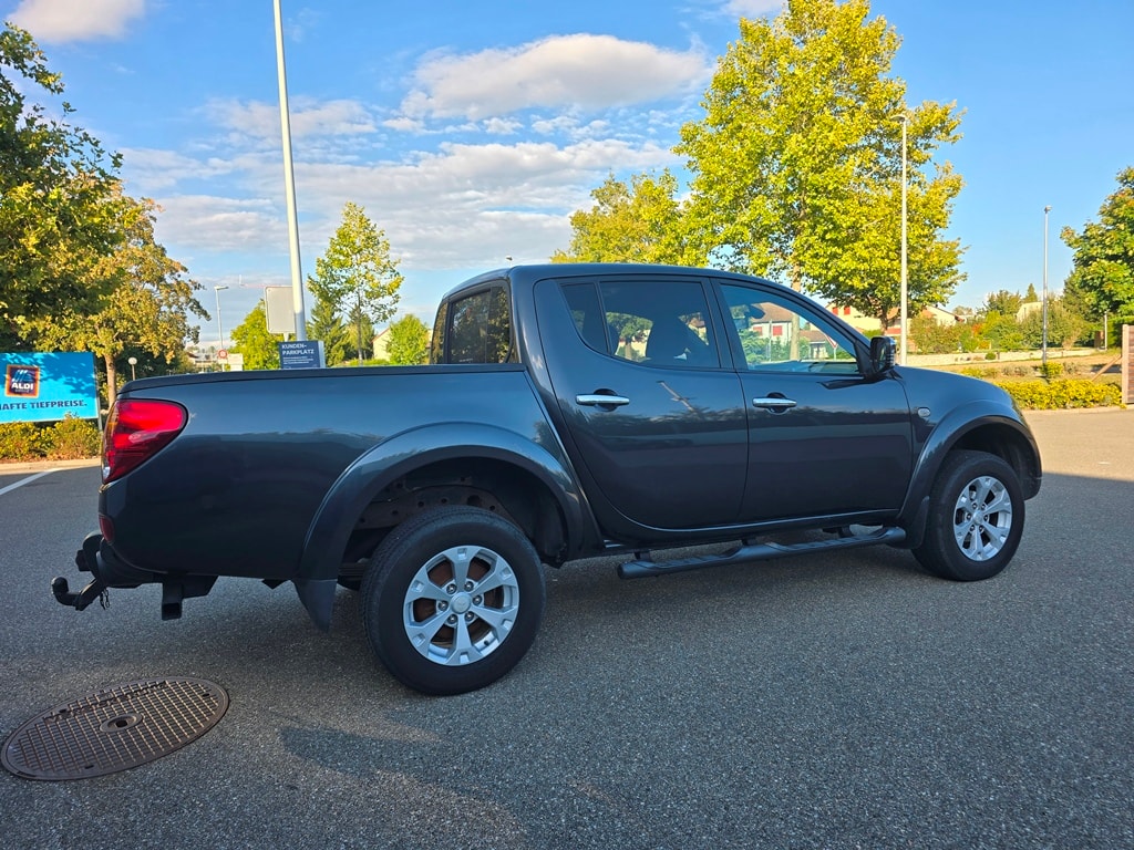 MITSUBISHI L200 D-Cab Pick-up 2.5 DID HP 178 4x4 Intense-image-8
