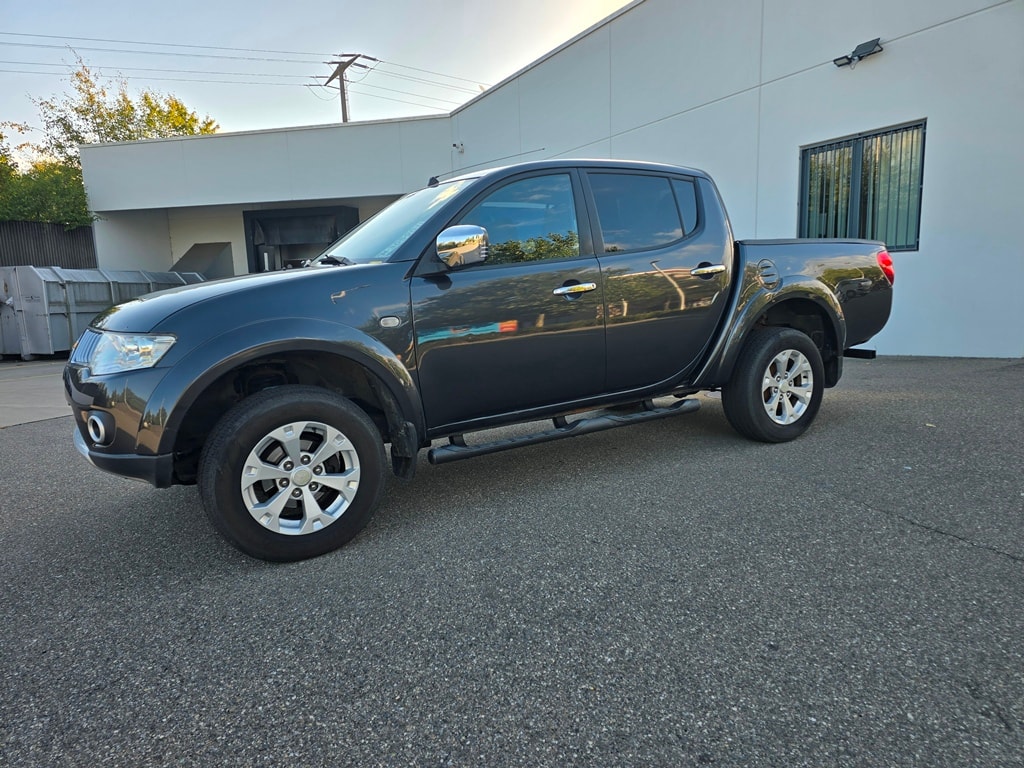 MITSUBISHI L200 D-Cab Pick-up 2.5 DID HP 178 4x4 Intense-image-2