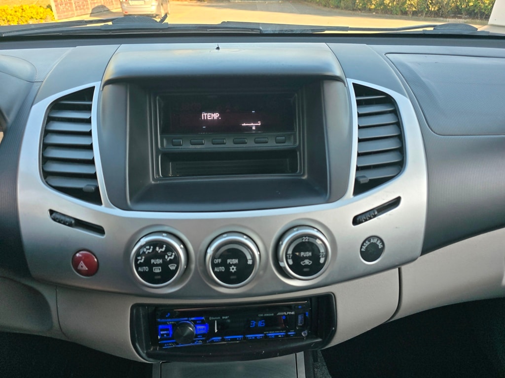 MITSUBISHI L200 D-Cab Pick-up 2.5 DID HP 178 4x4 Intense-image-20