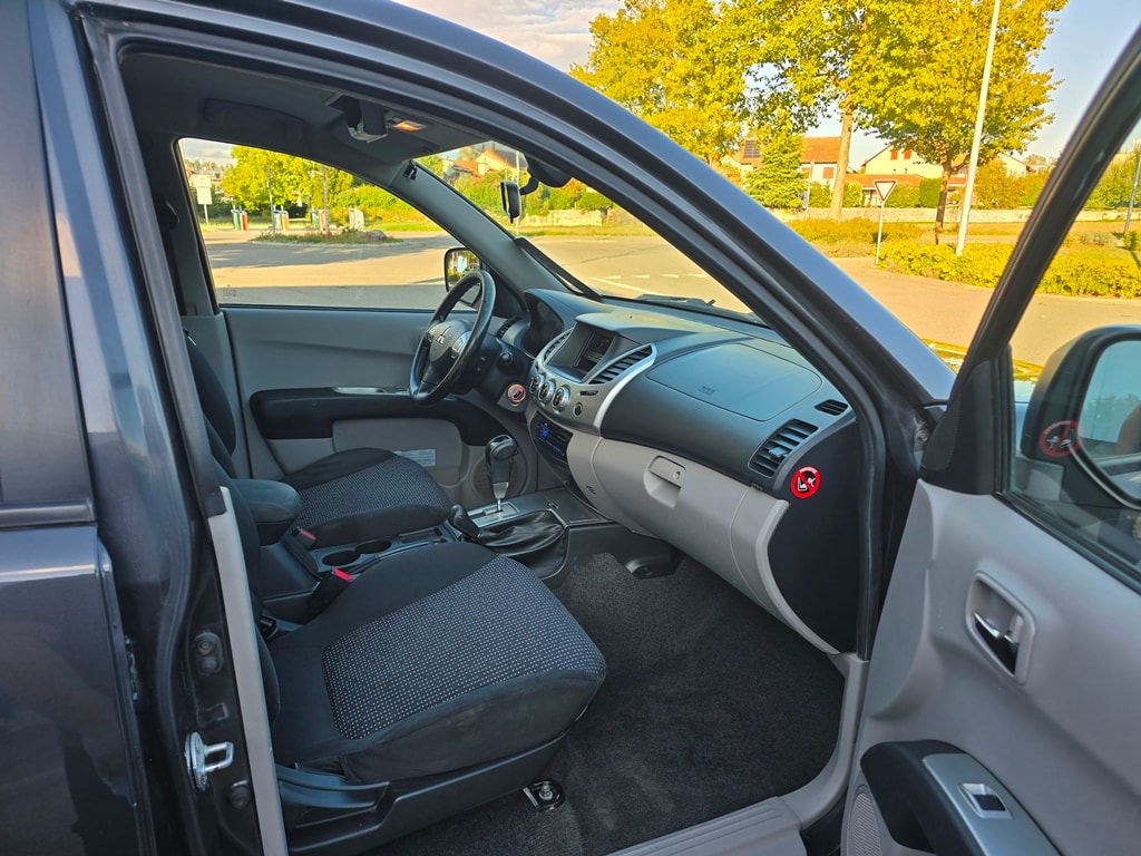 MITSUBISHI L200 D-Cab Pick-up 2.5 DID HP 178 4x4 Intense-image-17