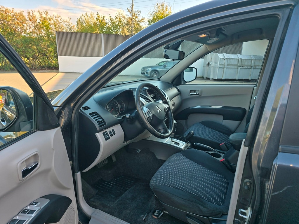 MITSUBISHI L200 D-Cab Pick-up 2.5 DID HP 178 4x4 Intense-image-14
