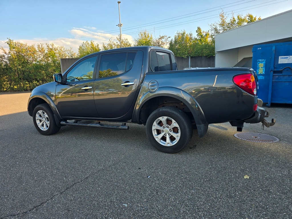 MITSUBISHI L200 D-Cab Pick-up 2.5 DID HP 178 4x4 Intense-image-3
