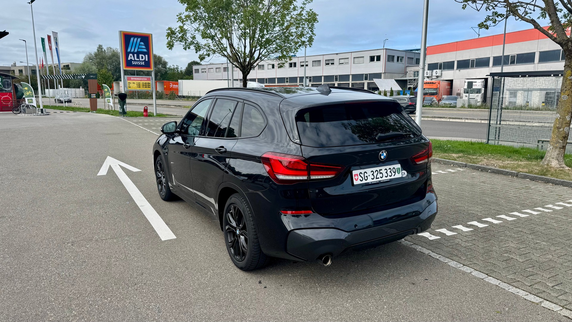 BMW 25e xDrive-image-4