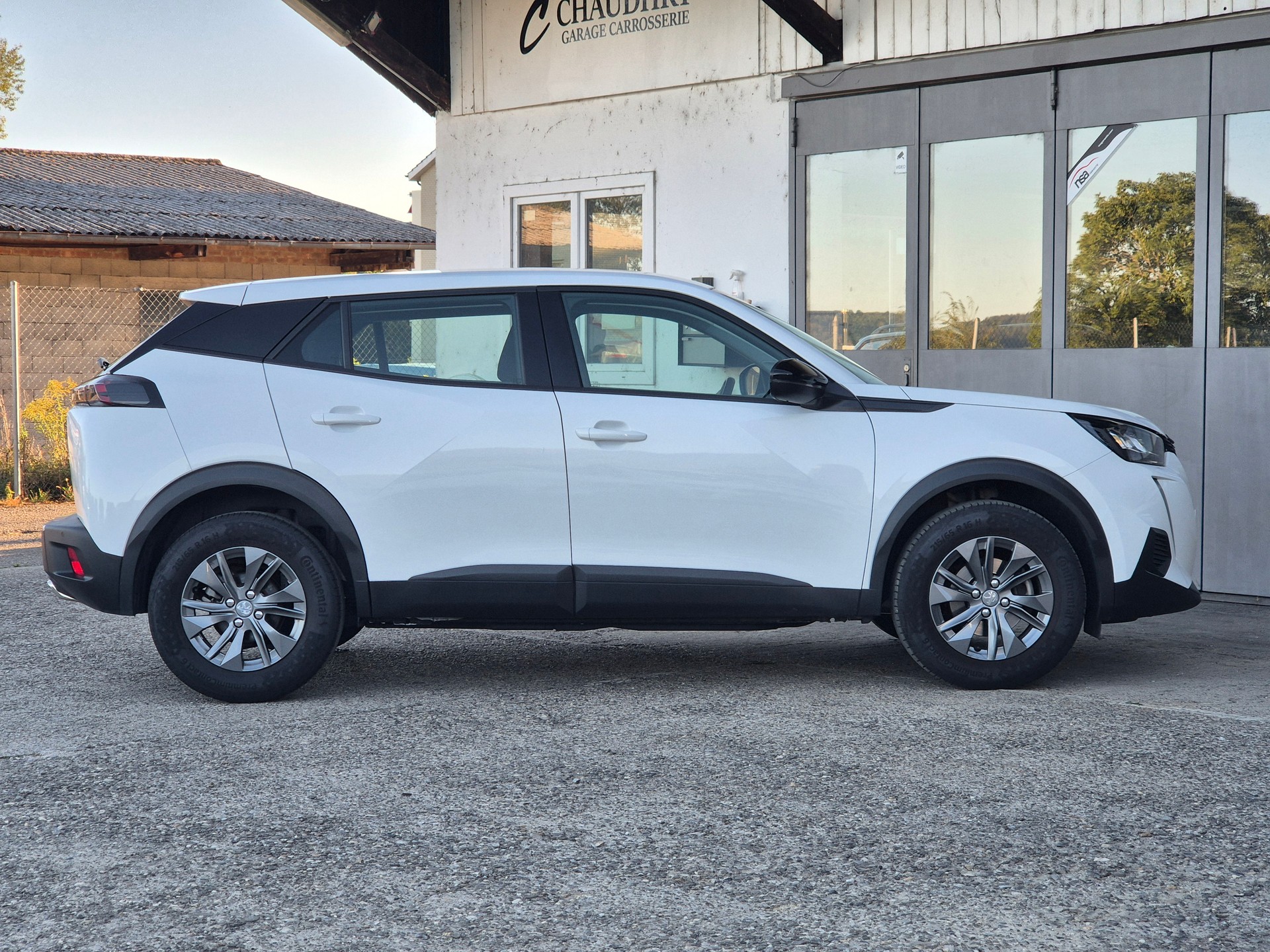 PEUGEOT 2008 1.2 PureTech Active Pack EAT8-image-4