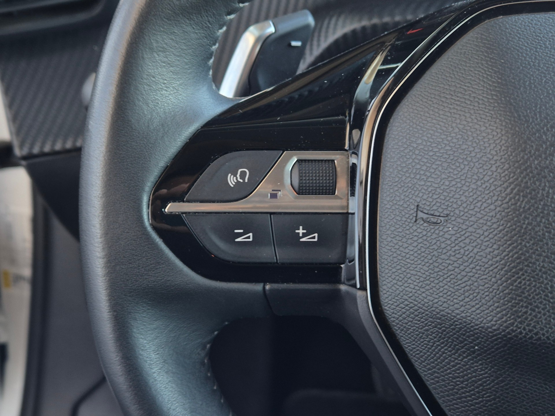 PEUGEOT 2008 1.2 PureTech Active Pack EAT8-image-17