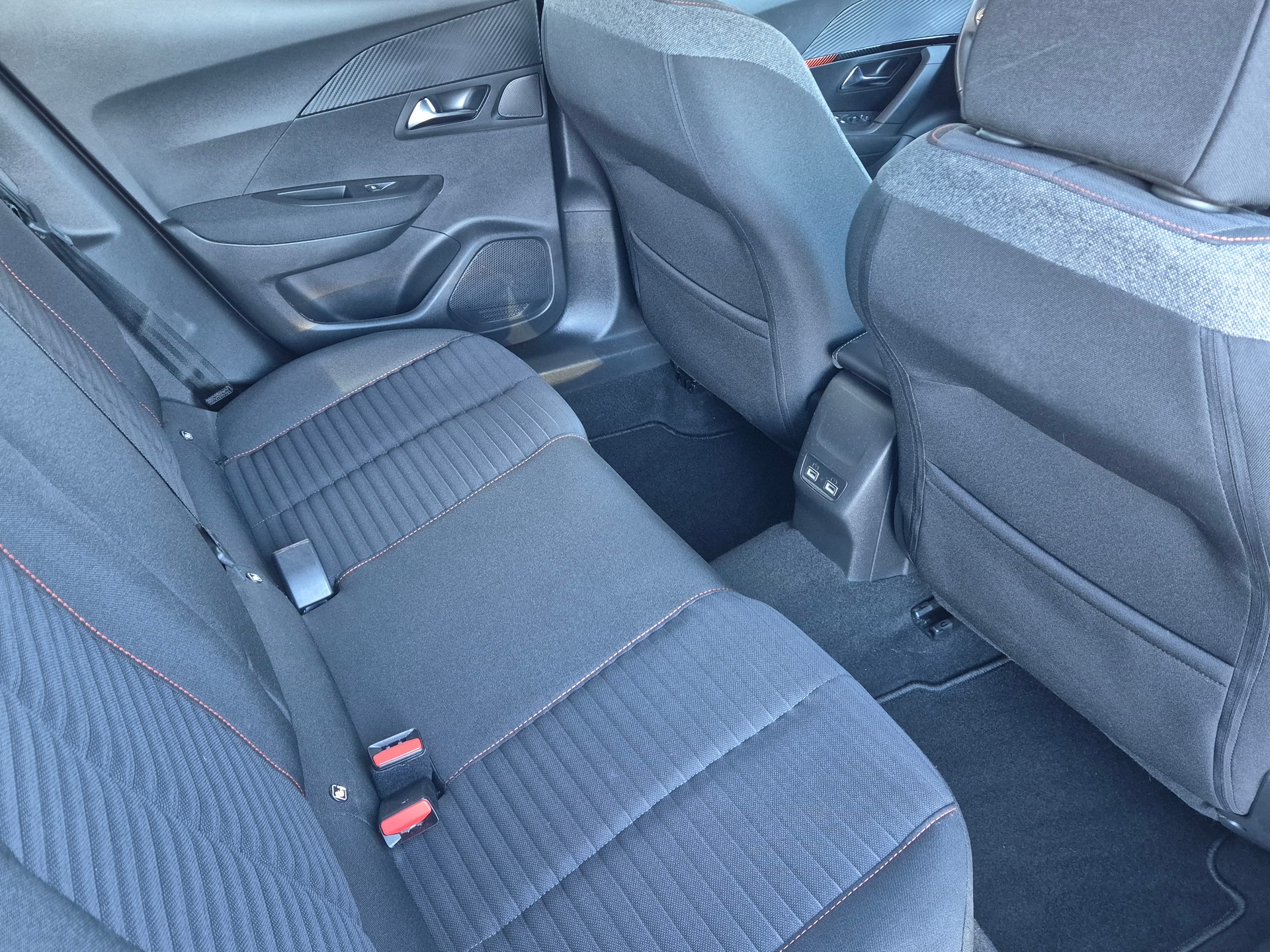 PEUGEOT 2008 1.2 PureTech Active Pack EAT8-image-16