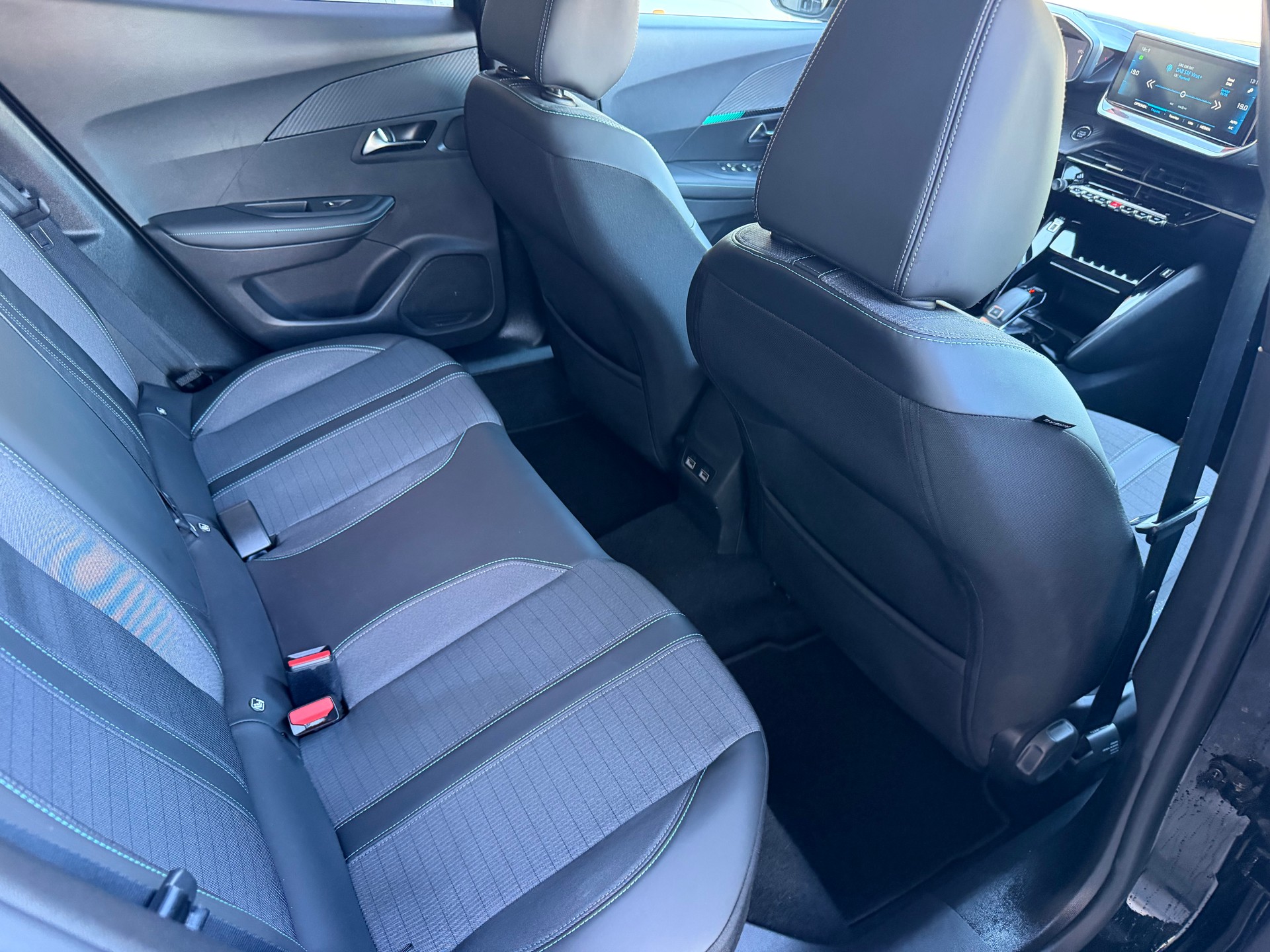 PEUGEOT 2008 1.2 PureTech Allure Pack EAT8-image-11