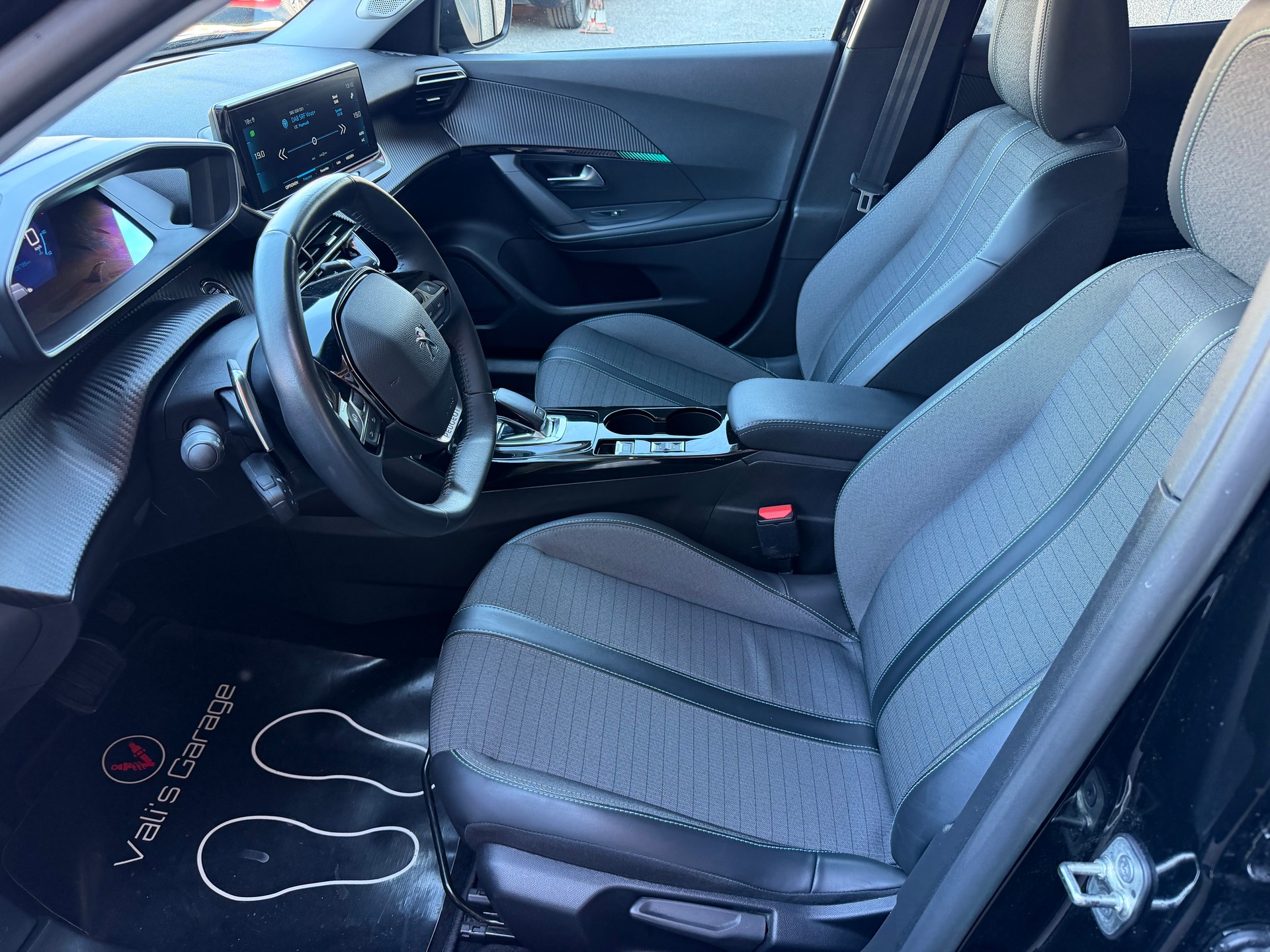 PEUGEOT 2008 1.2 PureTech Allure Pack EAT8-image-6