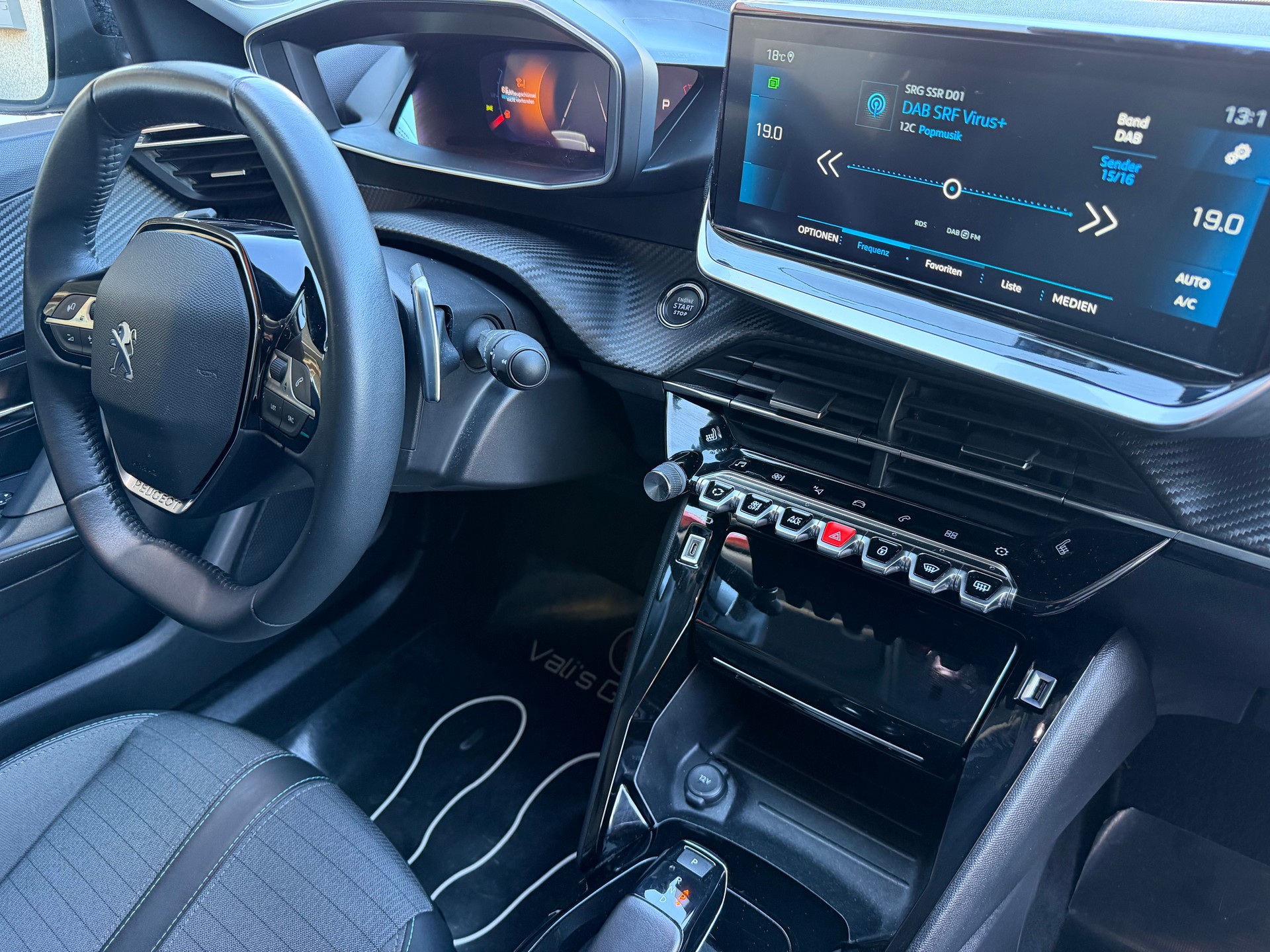 PEUGEOT 2008 1.2 PureTech Allure Pack EAT8-image-9