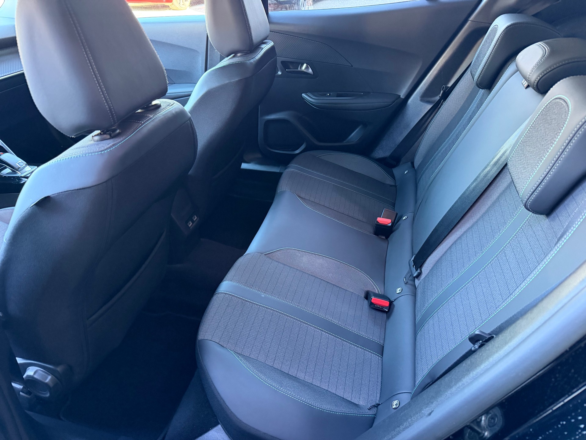 PEUGEOT 2008 1.2 PureTech Allure Pack EAT8-image-12