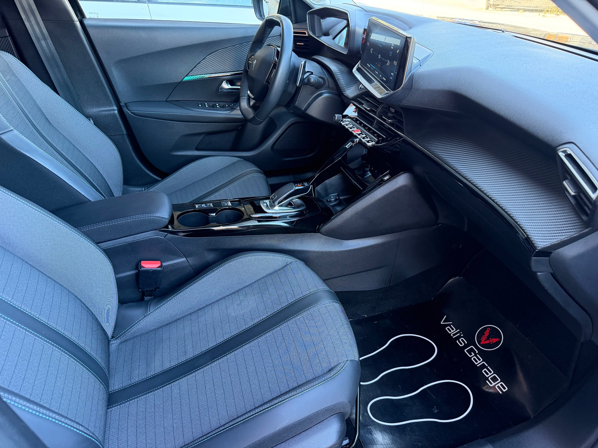 PEUGEOT 2008 1.2 PureTech Allure Pack EAT8-image-10