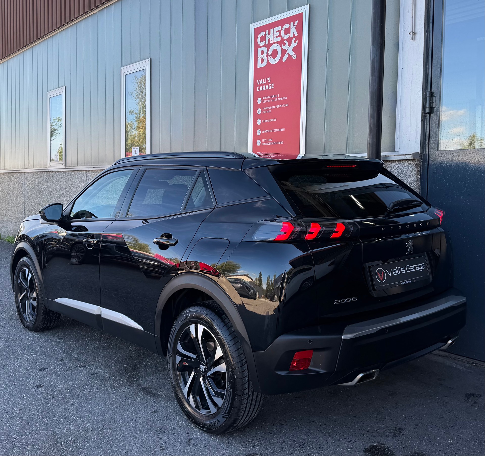 PEUGEOT 2008 1.2 PureTech Allure Pack EAT8-image-2